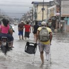 Los peatones y conductores debieron movilizarse con el riesgo de caer en algún bache debido al elevado nivel de agua en las vías de Milagro.
