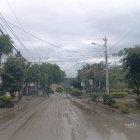 Tramos de la avenida 27 de Febrero permanecen con logo y restos de lo que fue la creciente del río Yanuncay.