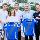 Con camisa azul y sonrisa lista para la foto, el cónsul uruguayo vivió una mañana futbolera en Los Samanes