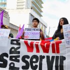 Ciudadanos participan en una marcha que avanza por la avenida 10 de Agosto, en el centro-norte de Quito, durante una jornada de movilizaciones convocadas por organizaciones sociales este 13 de marzo.