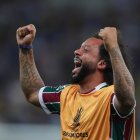 AME4299. RÍO DE JANEIRO (BRASIL), 04/11/2023.- Marcelo Vieira de Fluminense celebra tras ganar hoy, el partido de la final de la Copa Libertadores entre  Boca Juniors y Fluminense en el estadio de Maracaná, en Rio de Janeiro (Brasil). EFE/ Andre Coelho