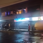 El impacto destruyó paredes, ventanas y expulsó hacia la calle las puertas metálicas del establecimiento.