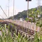Una de las principales quejas es la falta de pasamanos en el puente