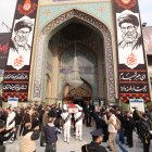 Guardias iraníes transportan el ataúd del difunto asesor principal del líder supremo iraní, Ali Shamkhani, durante una ceremonia fúnebre en el santuario de Saleh en Teherán, Irán, el 14 de marzo de 2026.