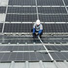 Técnicos de Kubiec S. A. realizan instalaciones de paneles solares en una empresa en Ecuador.