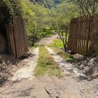 La nueva construcción se levanta en la ribera del río Chiche, a la altura del antiguo puente del ferrocarril.