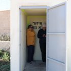 Dos personas en un refugio antiaéreo tras una alerta de seguridad en la ciudad mediterránea de Haifa, Israel.