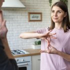 En Ecuador existen instituciones que promueven la enseñanza de la lengua de señas, tanto a nivel básico como profesional.