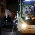 Pocos buses aún mantienen una frecuencia nocturna disciplinada.