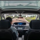 Al menos el 97% de vehículos fabricados desde el año 2023 cuentan con pantallas táctiles para accionar las funciones.