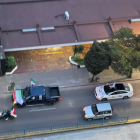 Vecinos y testigos observan los destrozos en el Centro Cultural Iraní tras la agresión en Quito.