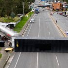 Un conteiner cierrra el acceso del Puente de Rumichaca en el lado colombiano
