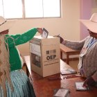 Fotografía de archivo que muestra a mujeres votando en la comunidad de Laja (Bolivia).