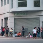 Fotografía del 2 de marzo de 2026 que muestra a personas haciendo fila en una jornada de empleo, en Buenos Aires (Argentina).