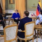 Fotografía cedida por el Palacio de Miraflores de la presidenta encargada de Venezuela, Delcy Rodríguez (2-d), este jueves en Caracas (Venezuela).