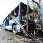 El bus de transporte público tuvo severos daños debido al incendio que se registró en la troncal 2 del sistema Metrovía.