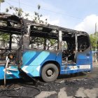 La carrocería del bus articulado de Metrovía quedó seriamente afectada por las llamas.