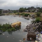 Artículos de todo tipo flotan en el estero Salado, que funciona como límite natural entre Las Malvinas y Cristo del Consuelo, en el suroeste de Guayaquil.