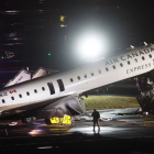 Un avión de Air Canada Express, operado por Jazz Aviation, colisionó con un camión de bomberos en la pista.