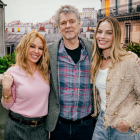 Margot Robbie vuelve a ser el rostro de Chanel en una campaña que rinde homenaje a Kylie Minogue.