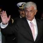 BOG011. BOGOTA (COLOMBIA), 22/05/2025.- Fotografía de archivo fechada el 06 de agosto de 2006 del presidente de Ecuador, Alfredo Palacio, saludando durante su llegada para asistir a la ceremonia de posesión por segundo período consecutivo, del presidente de Colombia Álvaro Uribe Vélez, en Bogotá (Colombia). Palacio, quien en 2005 asumió la Presidencia de Ecuador tras la destitución del entonces presidente Lucio Gutiérrez, falleció a los 86 años, informó este jueves la prensa local. EFE/Carlos Ortega /ARCHIVO