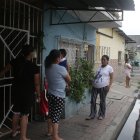 Embarazadas, adultos mayores y madres con sus niños pequeños no pueden estar en sus hogares, en la 20 y Alcedo, debido a los cortes imprevistos de energía elécrica.