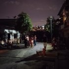 Permanecer afuera de las casas, a oscuras, es una escena que ocurre en la 20 y Alcedo, al igual que en otros sectores de Guayaquil.