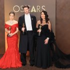 Maggie Kang (i), Chris Appelhans y Michelle L. M. Wong posan con el Óscar a mejor película de animación por K-Pop Demon Hunters este domingo.