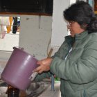 En el norte de Ambato los habitantes  aseguran no tener agua permanente y deben recolectar en todo recipiente que tengan.