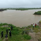 Fotografía aérea que muestra a personas observando las inundaciones en la localidad de Chanduy en Santa Elena.