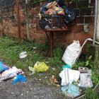 Fundas con desechos siguen amontonadas en un barrio de Quevedo.