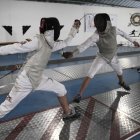 Aguinaga (d) durante uno de los entrenamientos del equipo ecuatoriano de esgrima, en el club de la Policía Nacional en Quito.