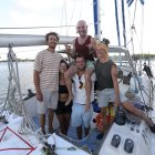 Fotografía del 20 de marzo de 2026, de activistas a punto de zarpar con ayuda humanitaria rumbo a Cuba desde Isla Mujeres, en Quintana Roo (México).