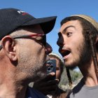 Colonos israelíes enfrentan a agricultores palestinos y activistas internacionales que recolectan aceitunas en una granja en Cisjordania, el 29 de octubre de 2025.