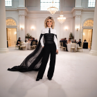 La combinación de corbata con un bustier drapeado es un acierto total.