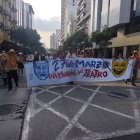 Más de 500 artistas recorrieron el centro de Guayaquil para conmemorar el Día Mundial del Teatro y denunciar la falta de apoyo estatal, espacios escénicos y garantías laborales para el sector cultural.