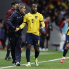 Sebastián Beccacece le da indicaciones a John Yeboah en el partido entre Ecuador ante Marruecos.