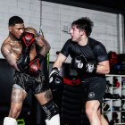 El peleador ecuatoriano Michael Morales (i) entrena en Tijuana, México.