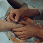 El debate sobre la eutanasia en Ecuador plantea la necesidad de controles médicos, éticos y legales para garantizar decisiones centradas en el paciente.