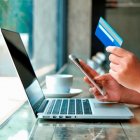 Una persona hace compras en una tienda virtual.