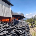 Incendio en recicladora de neumáticos movilizó a más de 25 bomberos en el oriente de Quito.