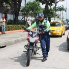 Un agente de tránsito traslada un motocicleta retenida en la avenida Pedro Menéndez Gilbert, este martes 3 de marzo.
