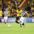 Gustavo Vallecilla, defensor del Barcelona SC, en acción durante el juego de ida ante Botafogo.