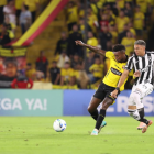 Gustavo Vallecilla (i.) disputa el balón con un rival.