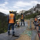 Los trabajos de mitigación incluyen el derrocamiento de material inestable, el perfilado del talud, el retiro de escombros y vegetación.