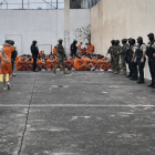 Militares y policías realizan un operativo de control en el Centro de Privación de Libertad de Machala, tras el atentado con explosivos registrado en el interior del penal.