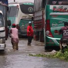En la vía Babahoyo Jujan hay personas que se dedican de guía para que los carros no caigan en huecos