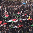 Una imagen facilitada por el Departamento de Prensa Extranjera de Irán muestra a iraníes participando en el funeral de las víctimas de un ataque aéreo contra una escuela de niñas en la ciudad de Minab, en el sur de Irán.