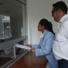 La prefecta de Pichincha, Paola Pabón, presentó la demanda de inconstitucionalidad en contra de la reforma al Cootad, en la sede de la CC, en Quito.