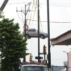 Labores de extracción de un vehículo atrapado en el edificio Multicomercio, la mañana de este domingo 8 de marzo.